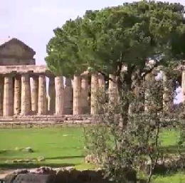 Report Extra. Sprechi e conflitti di interesse tra i templi di Paestum