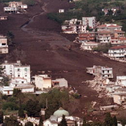Report Extra. Alluvione di Sarno: quando la morte non &#232; una livella